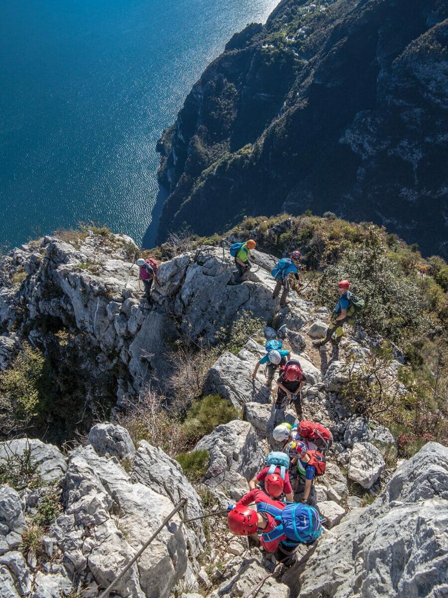 gruppe klettert mit bergführer auf die cima capi