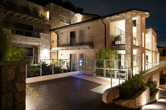 sunset residence di notte